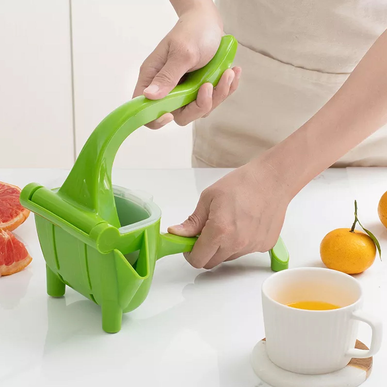 2337A Manual Plastic Fruit Juicer, Hand Press Lemon Squeezer Hand Juicer Citrus Press Juicer Fruit Extractor Tool for Orange, Limes, Lemon ( Brown Box )