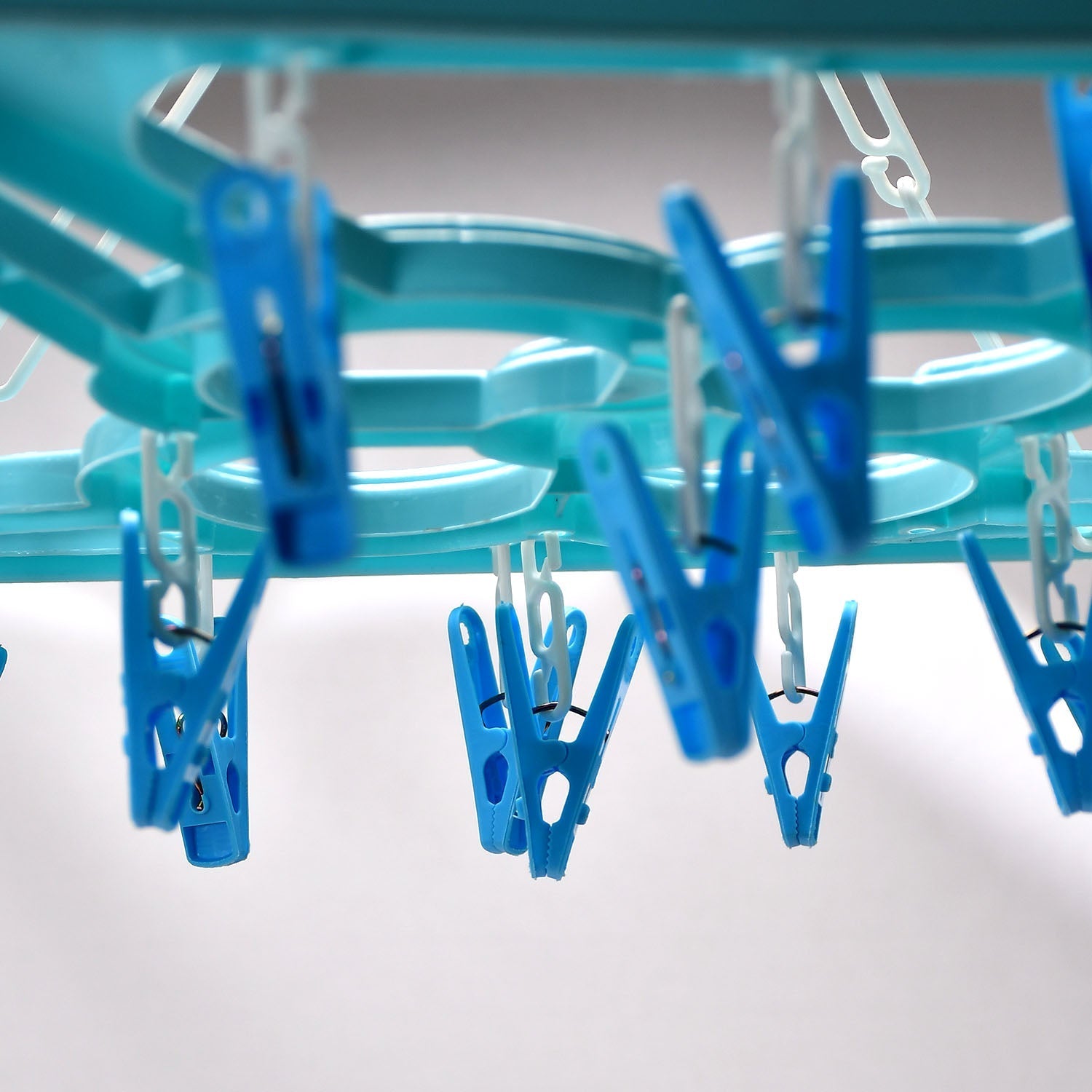 7285 Sqaure Portable & Rotatable Clips Cloth Hanger