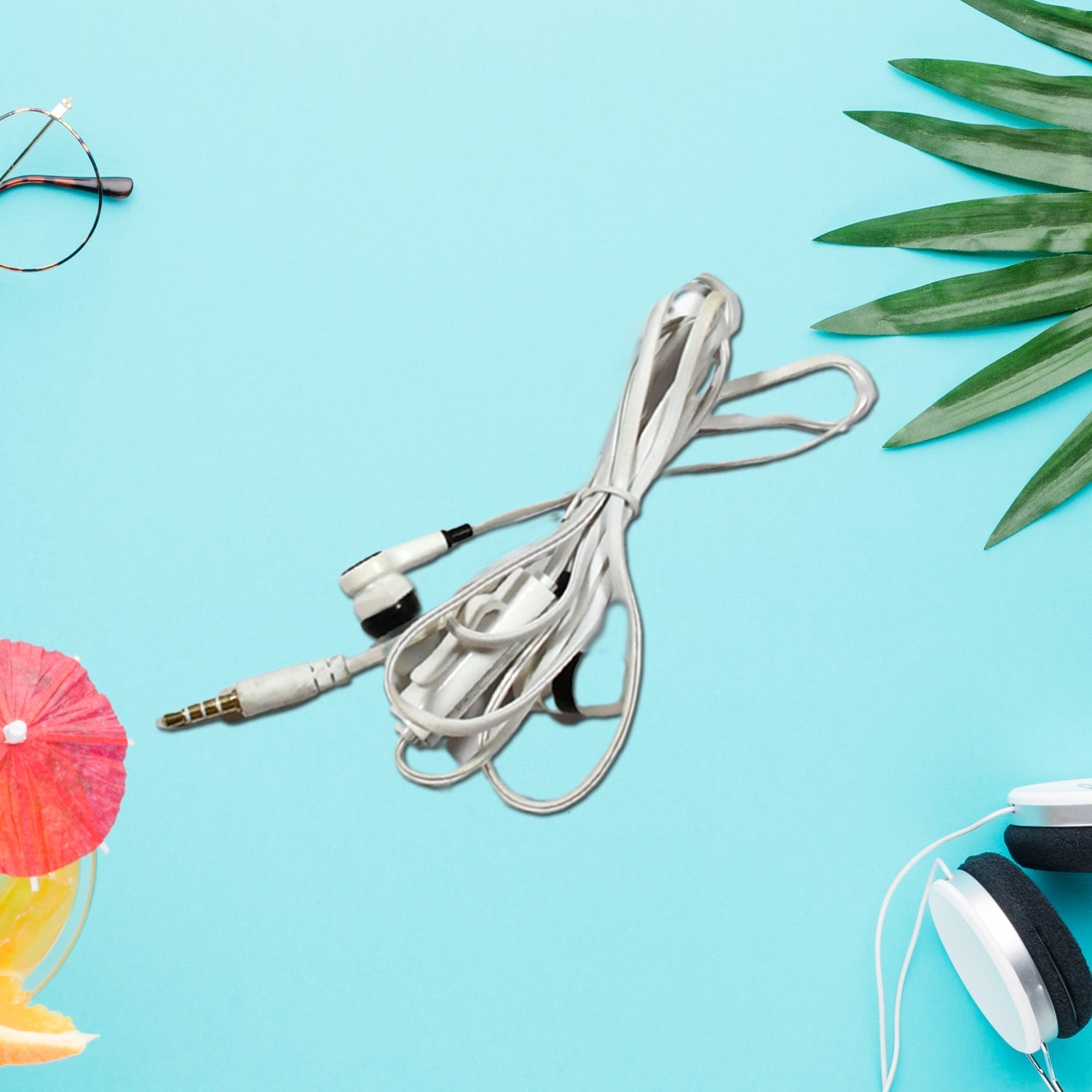 6399 Wired Headphone Universal Earphone, Large Audio Driver, in-line HD Microphone.