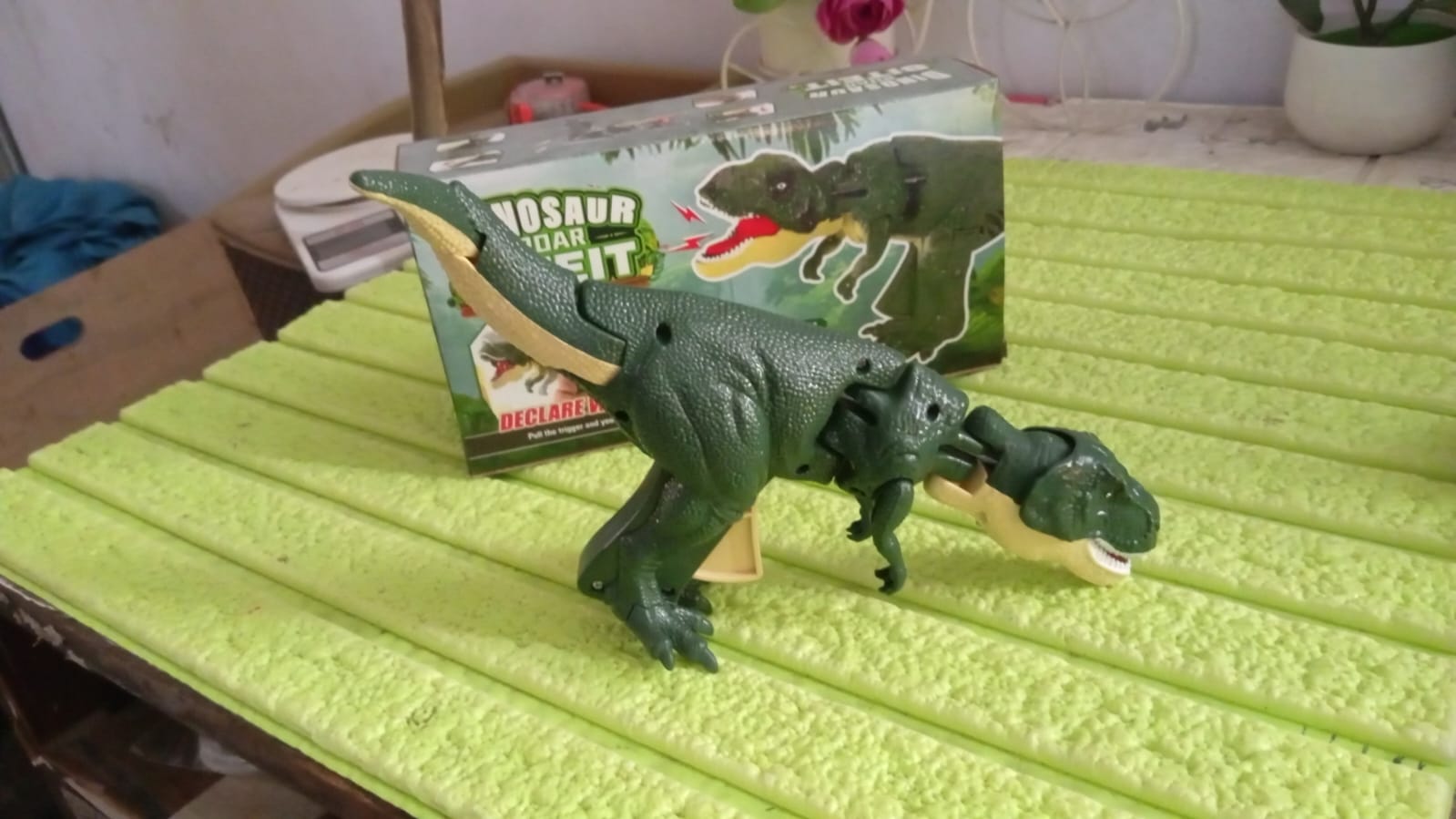 17969 Dinosaur Roaring Toys Trigger, Dinosaurs Toys with Dinosaur Sound Lighting Model Vibrating Head Moving (3 + Years / 1 Pc)