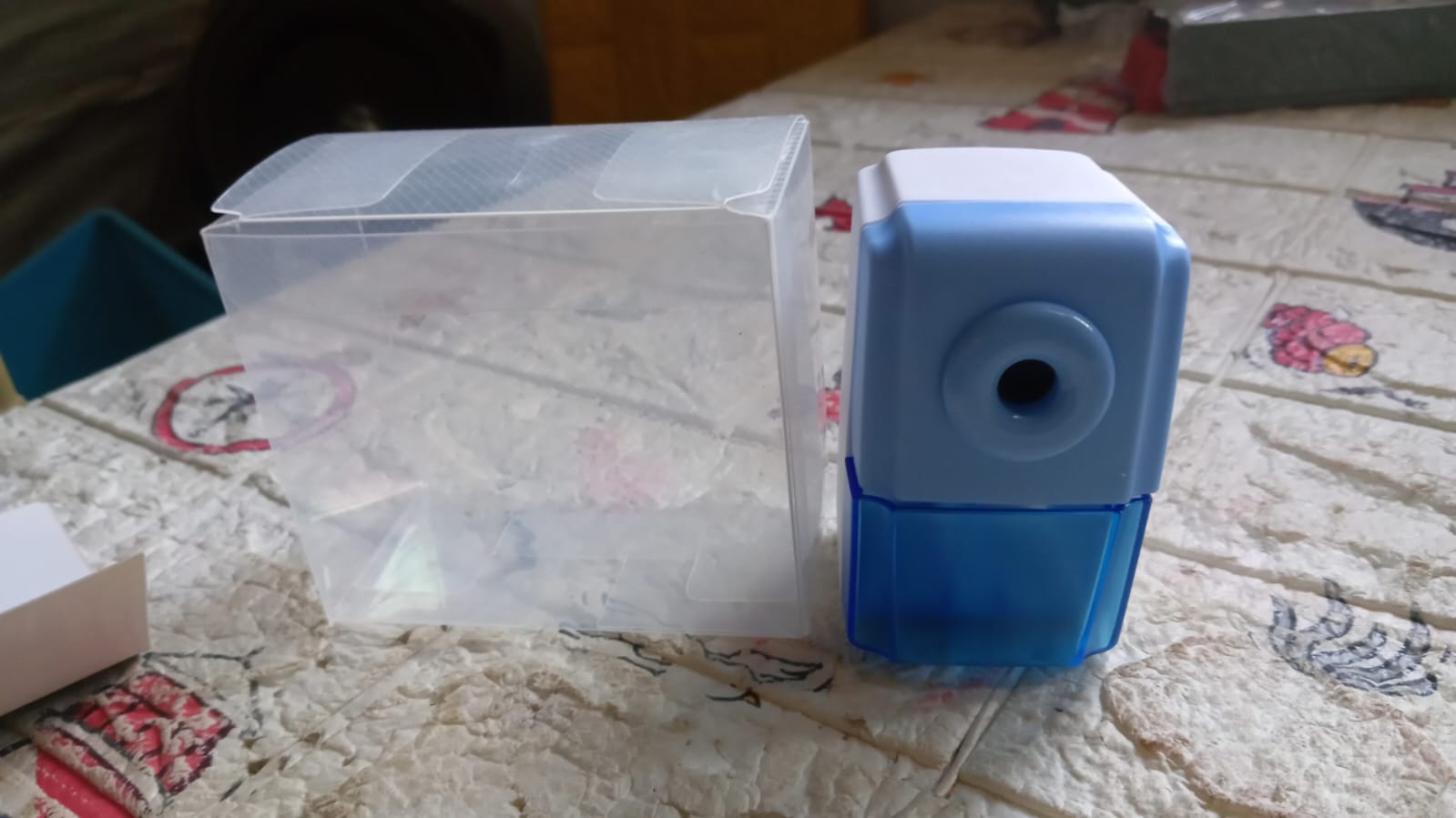 4169 Pen Pencil Sharpener | Simple Student Office Pencil Sharpener | Fashionable and Convenient Non-Slip Base Pencil Sharpener,Lightweight Manual Sharpener, Non-Slip Handle (1 Pc)