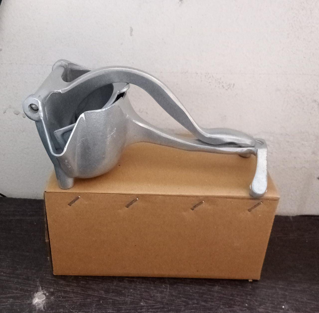2127 MANUAL ALUMINIUM METAL FRUIT PRESS JUICER ( BROWN BOX )