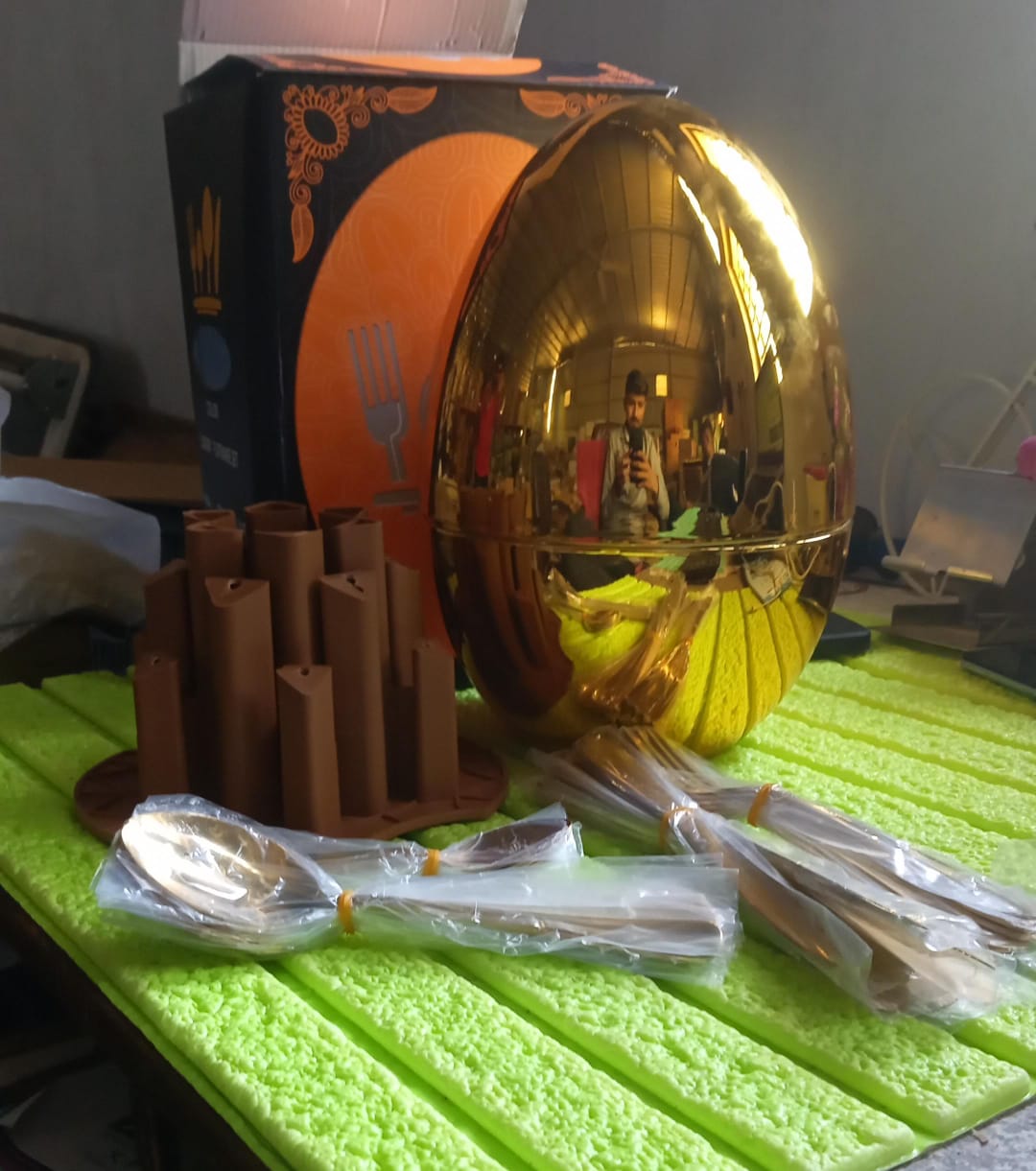 10010 Premium Cutlery Set 24 Pcs with Oval Shaped Stand | Beautiful Stylish Oval Designed Cutlery Sets, Egg-Shaped Luxury Spoon Holder Set (Golden / 24 pcs set)