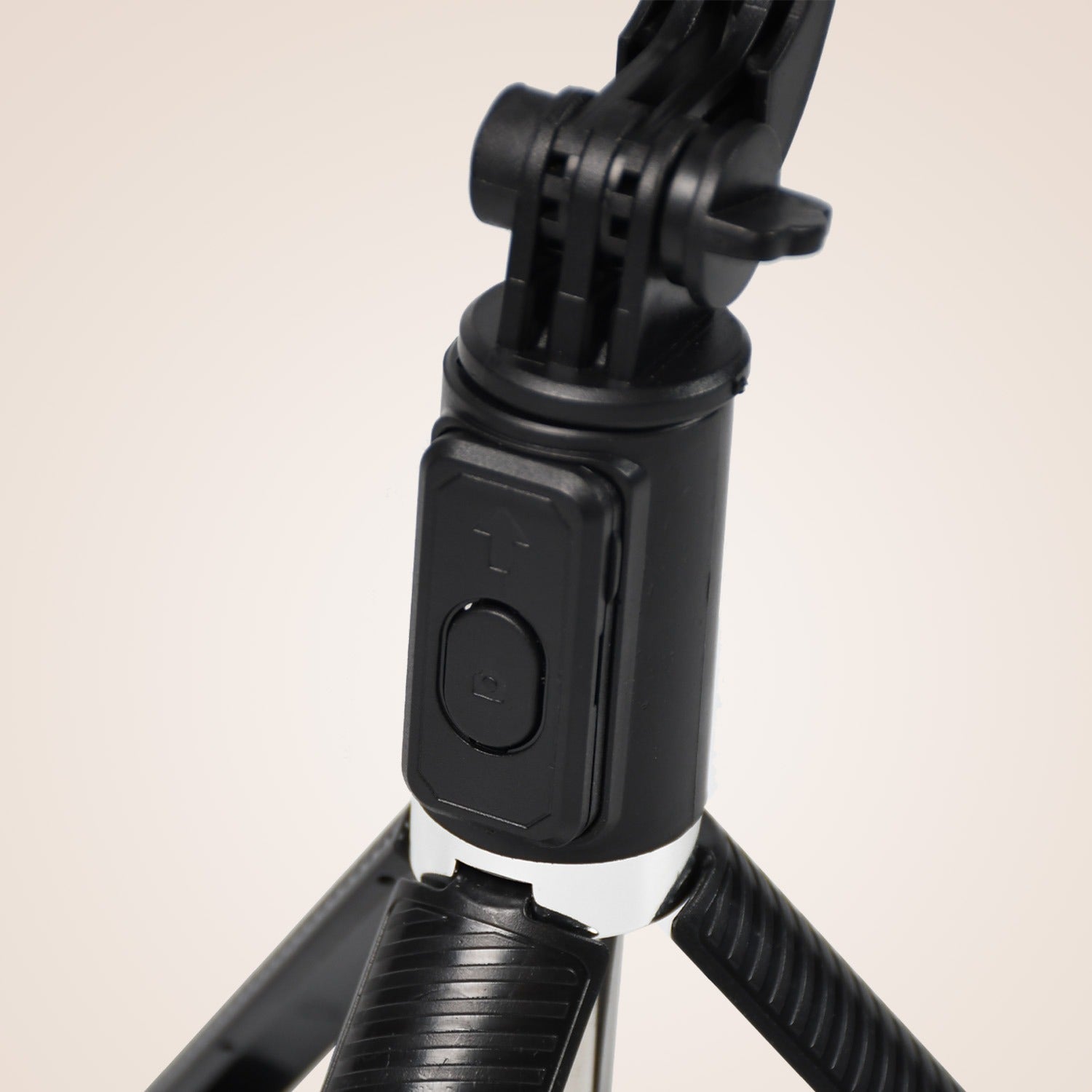 6400 Bluetooth Selfie Stick, Portable Phone Tripod Stand for Mobile. 